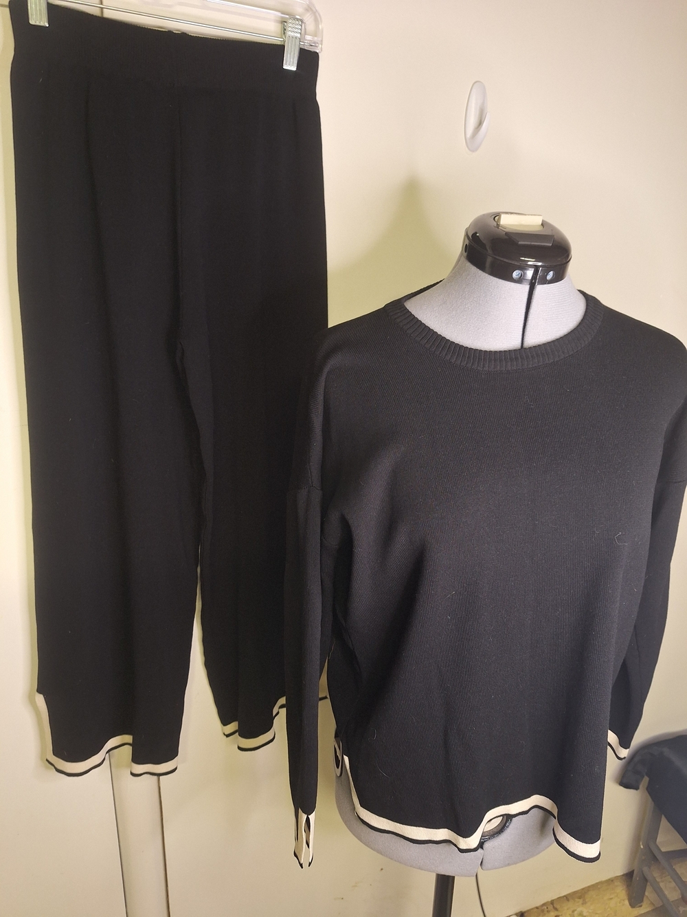 Black & Cream Two Piece Cropped Knit Pants Set Size Med